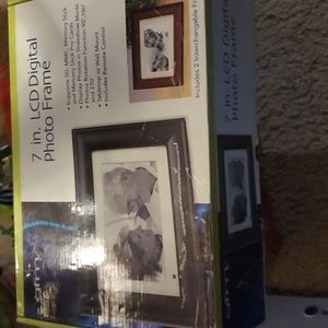 NWOB- 7" DIGITAL PHOTO FRAME W/REMOTE CONTROL